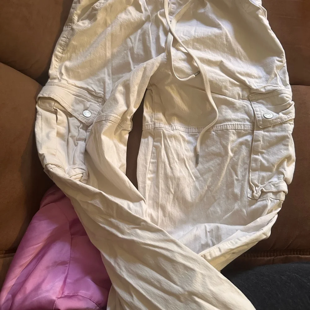 Steve Madden NYC Cream Cargo Pants - Picture 2 of 10